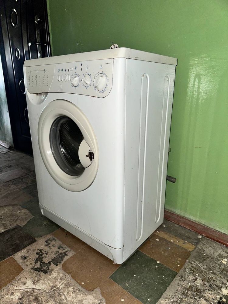 Продается стиральная машина indesit ws84tx
