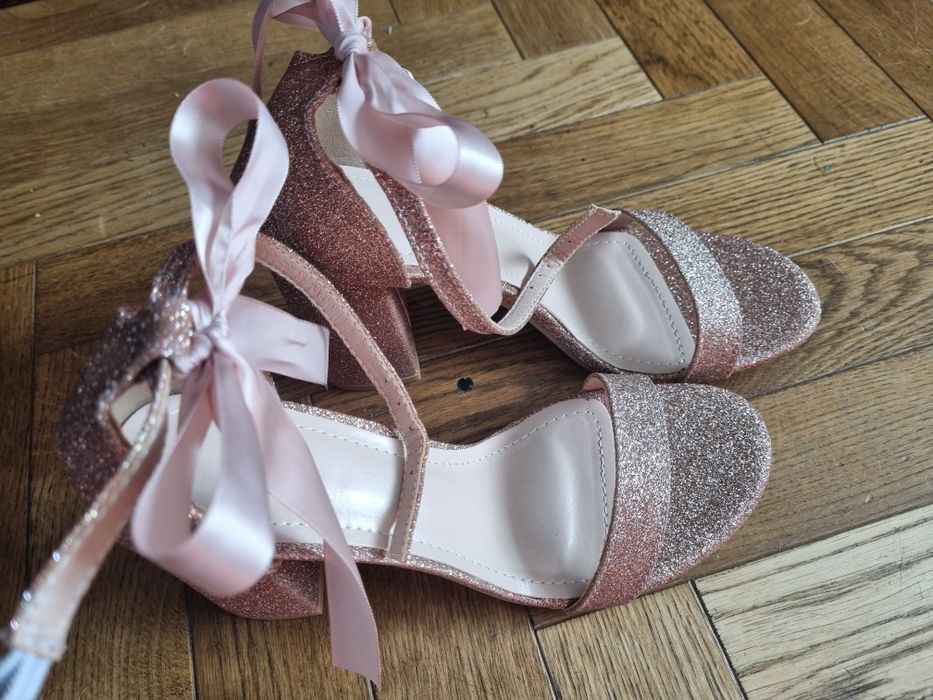 Nowe buty na obcasie morelowe, brokatowe  r. 36