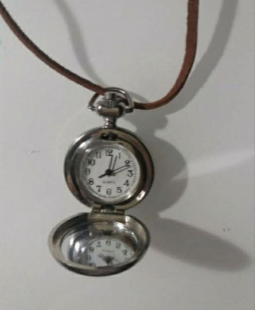 Zegarek kieszonkowy otwierany vintage w kwiatowy wzór y2k z rzemykiem