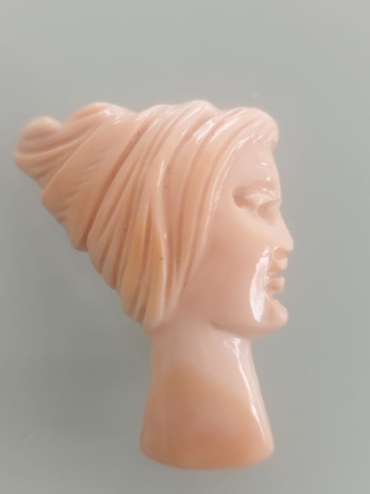 Lindo broche vintage com detalhe em coral rosa.

- Design delicado.
-