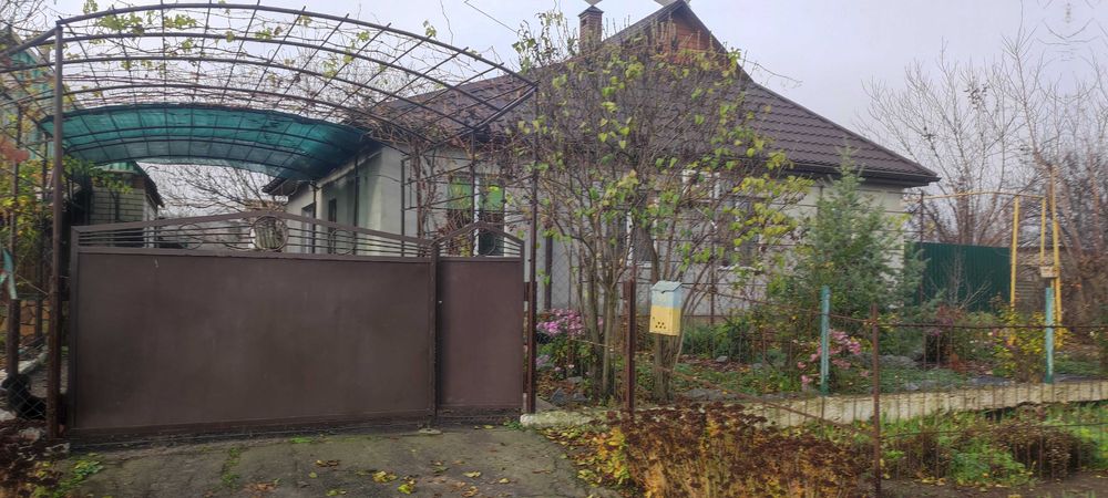 Будинок з надвірними господарчими спорудами