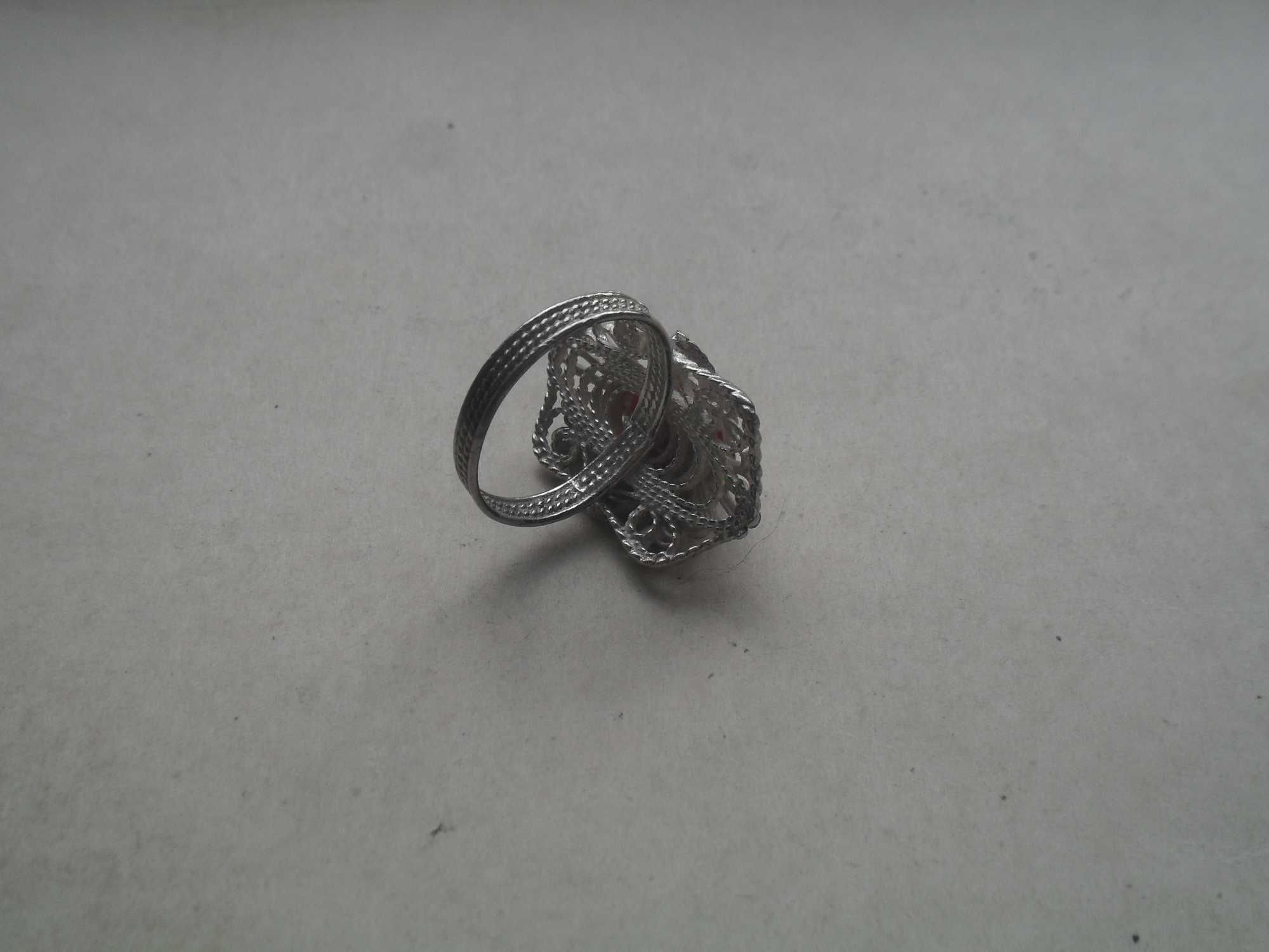 Srebrny pierścionek - ażurowy wzór z kwiatami - cena ost