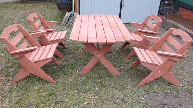 Meble ogrodowe stół z czterema krzeslami.