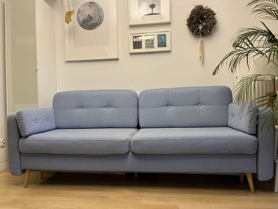 Niebieska rozkładana kanapa