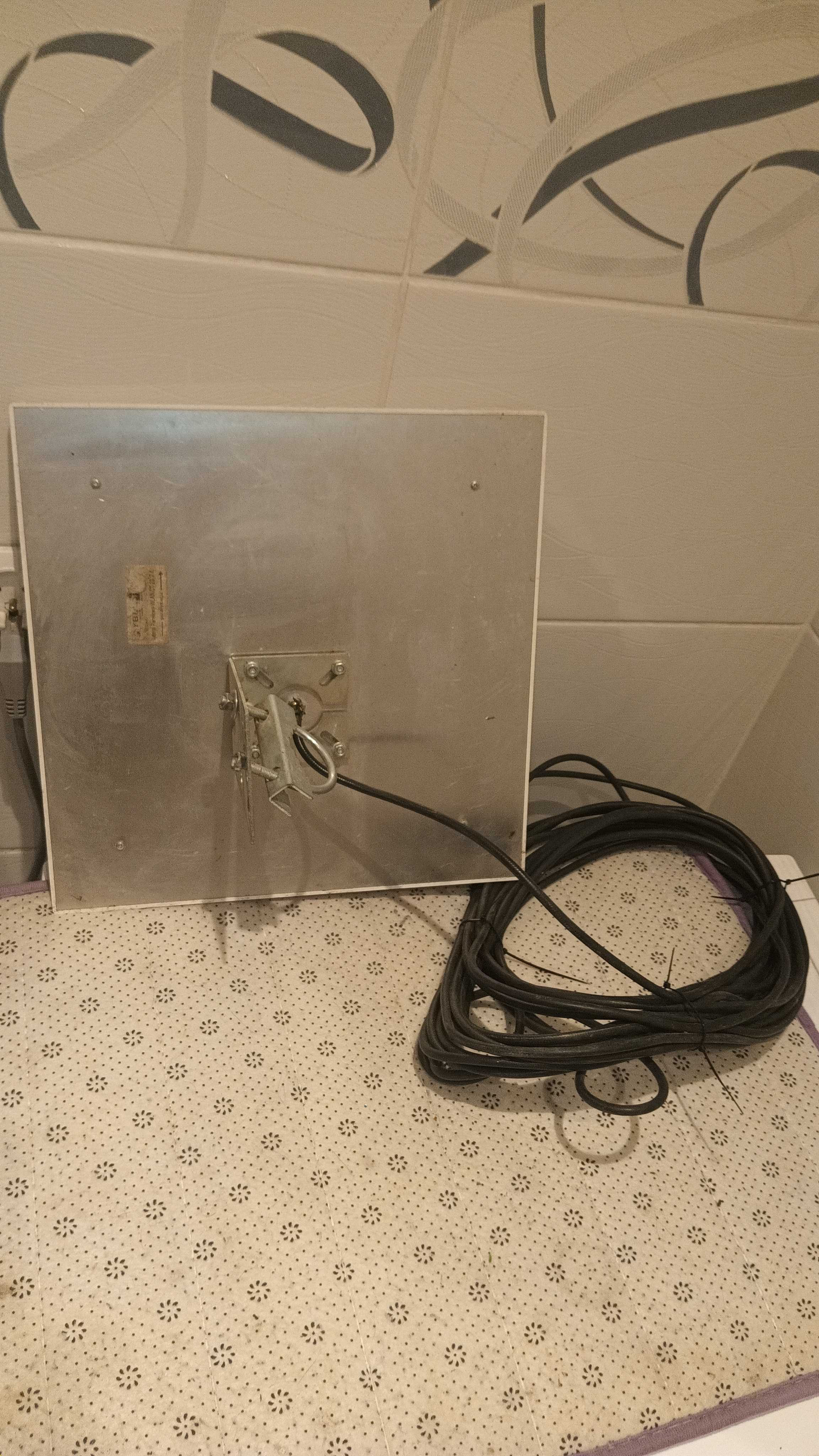 Antena panelowa z mocowaniem i kablem