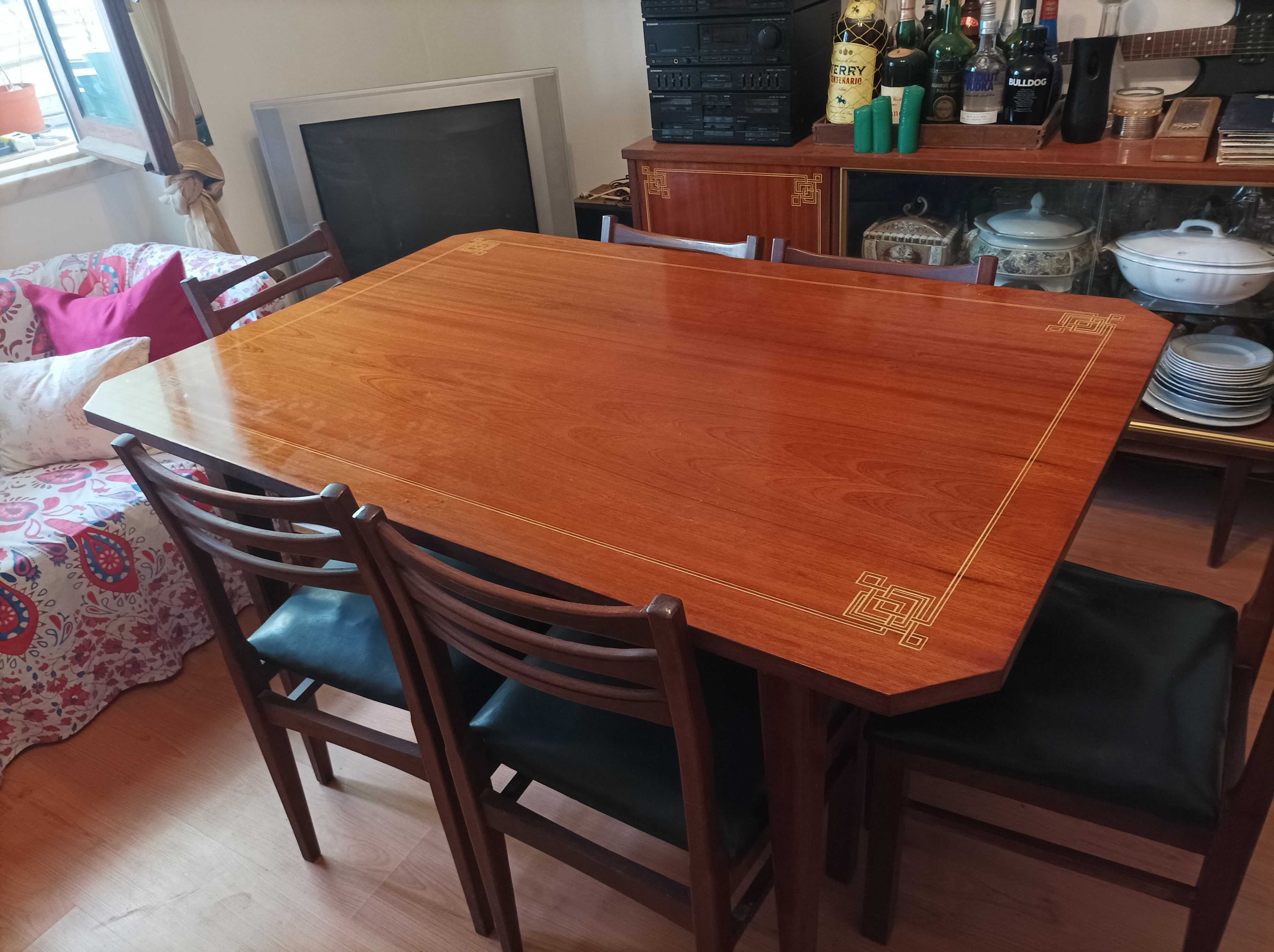 Vendo mesa de jantar + 6 cadeiras