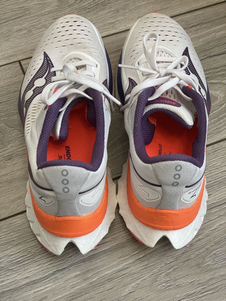 Кросівки жіночі saucony endorphin speed 4