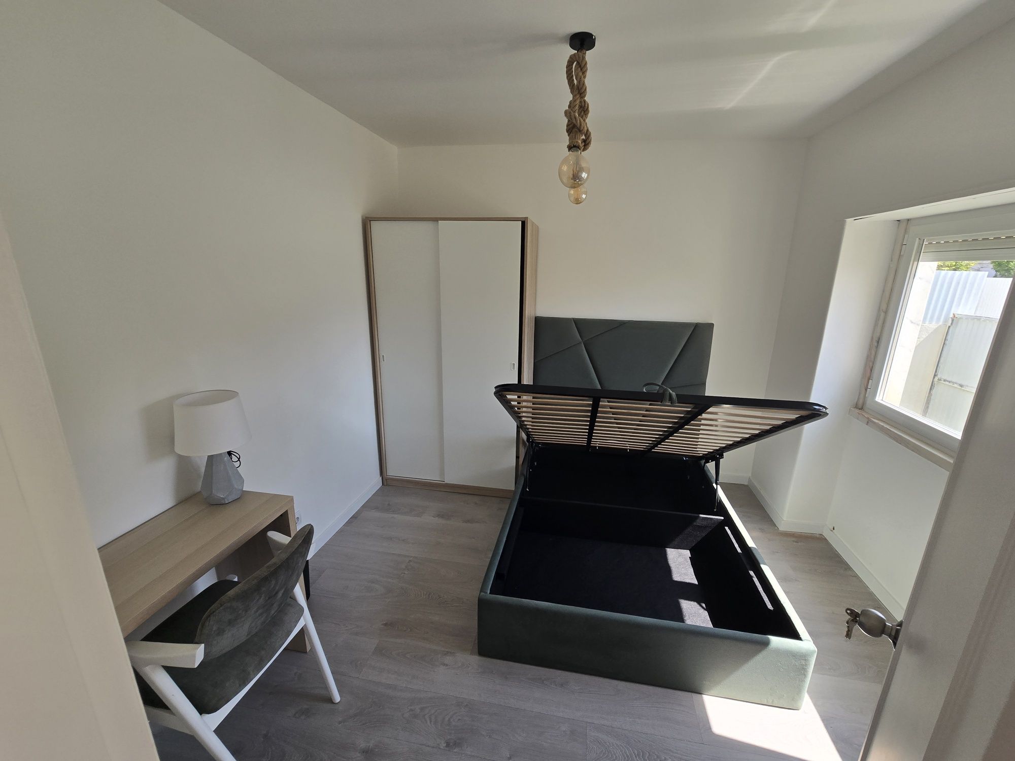 Alugo quarto em casa partilhada apenas para senhoras.