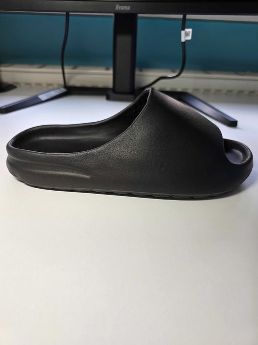 Nowe klapki Yeezy Slides style – czarne, rozmiar 44–45 (27–27,5 cm)