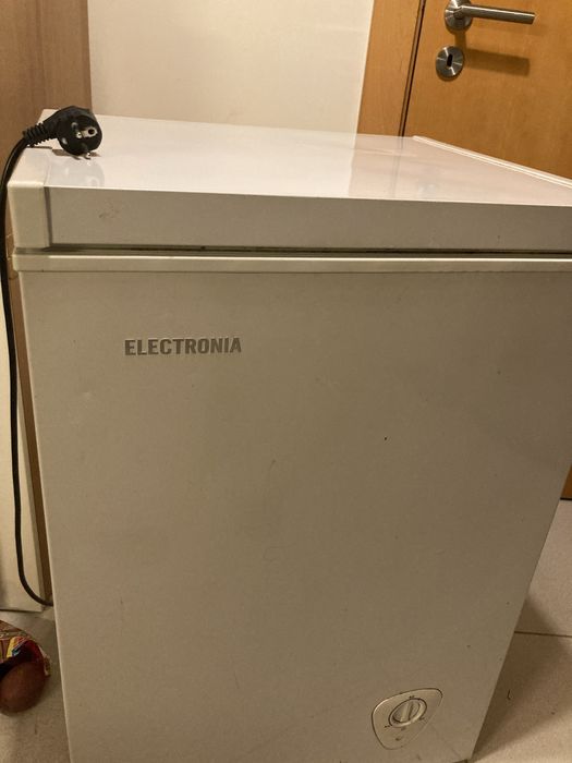 Arca congeladora vertical pequena