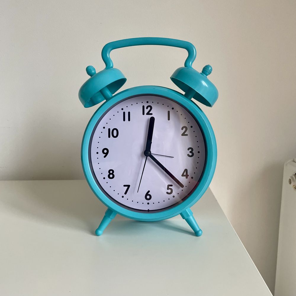 Niebieski budzik zegar stojący w stylu vintage