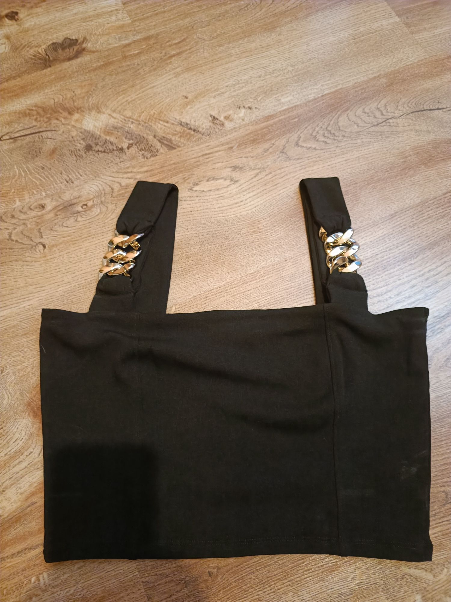 Krótki top z ozdobnymi detalami