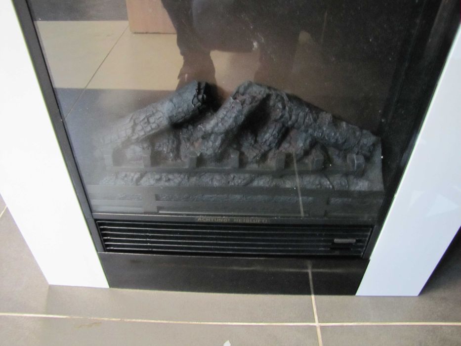 Kominek elektryczny termowentylator 900/1800W pilot biały Klarstein