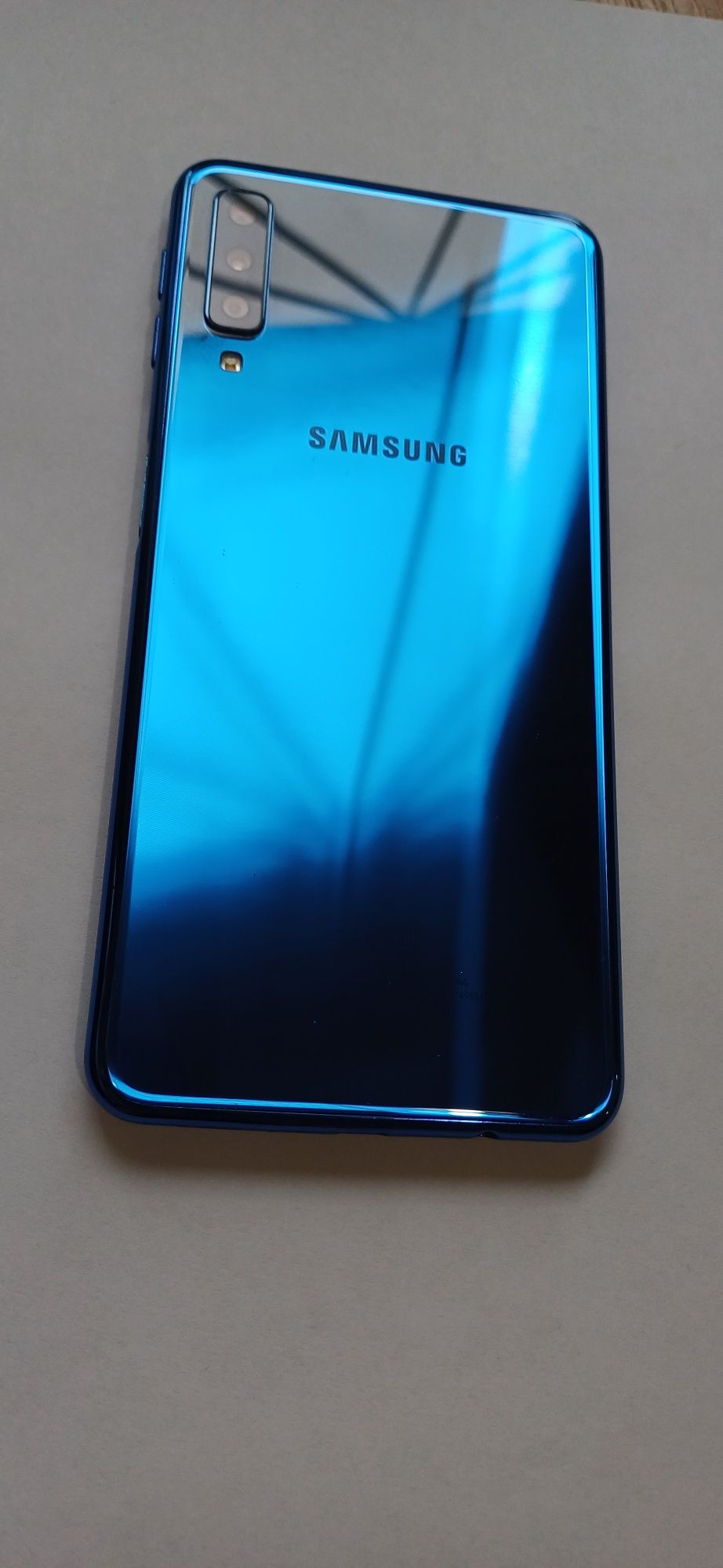 Продам Samsung A750 4/64Gb