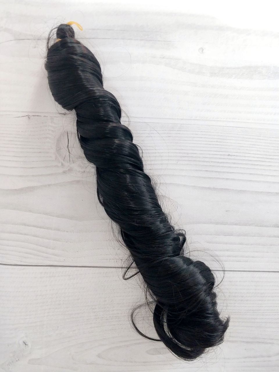 Синтетические волосы волнистые черные 56 см 150 г
