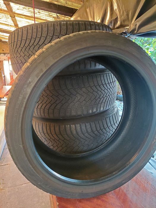 Pneus Falken, 225/40 R18, como novos.