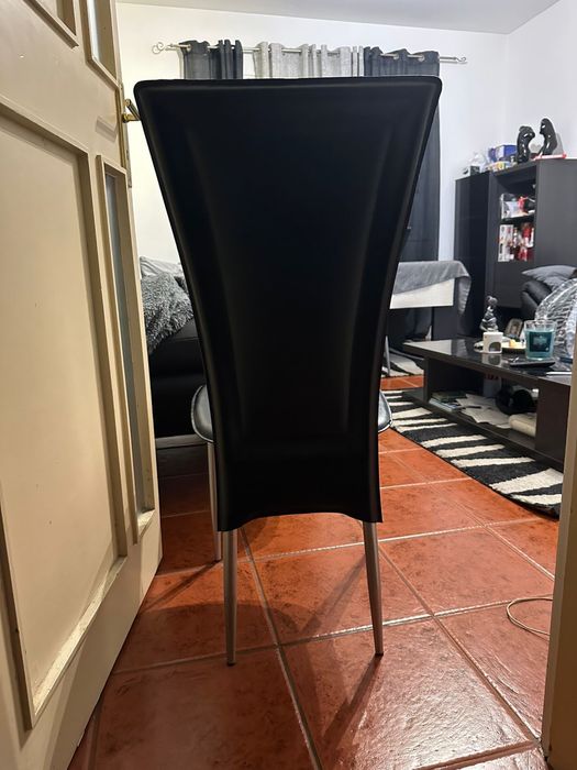 4 Cadeiras em Pele Usadas