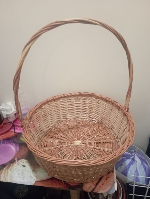 Плетеная велика корзина