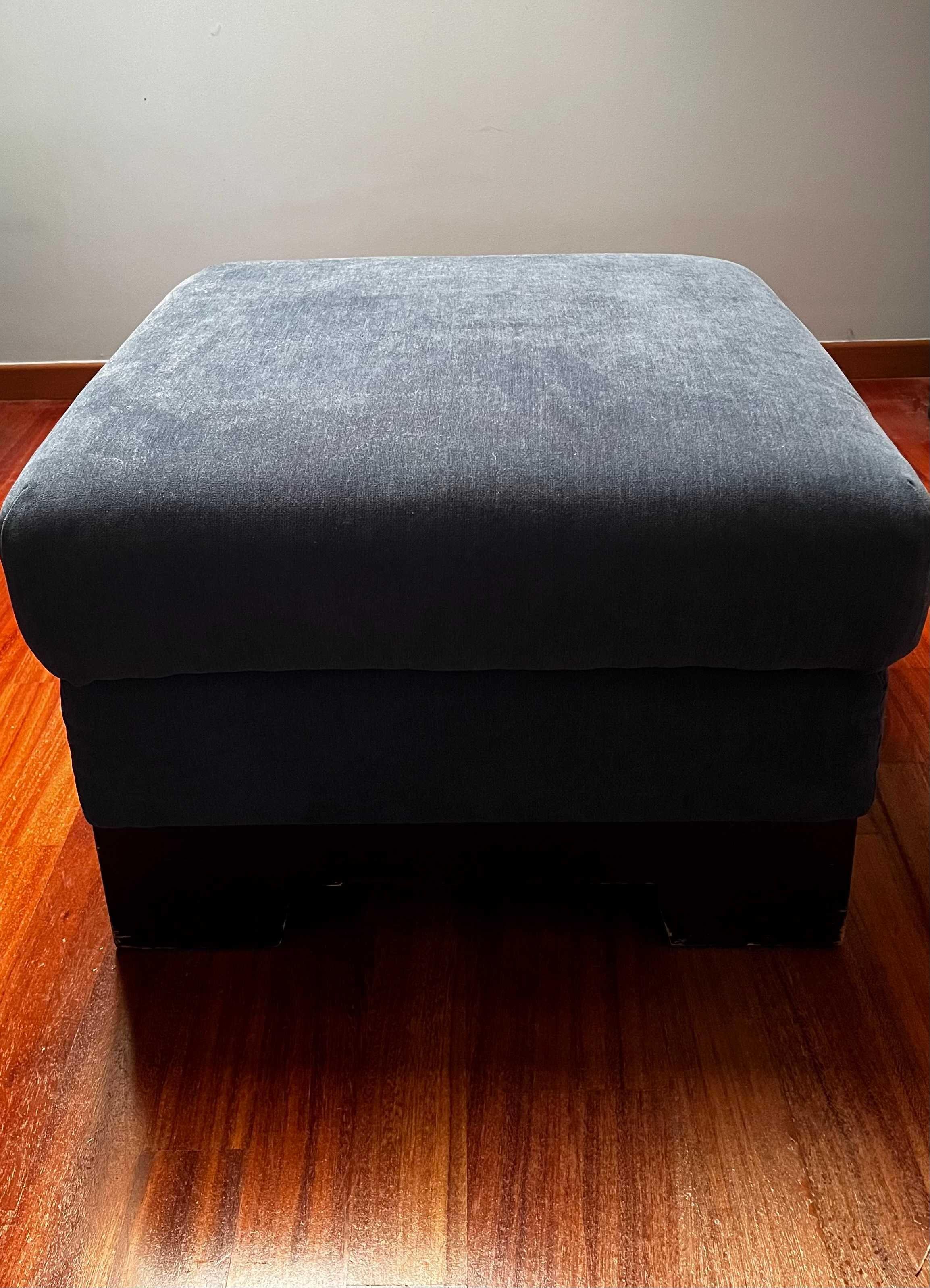 Granatowa pufa w bardzo dobrym stanie, o wymiarach 62cmX62cmX40cm.