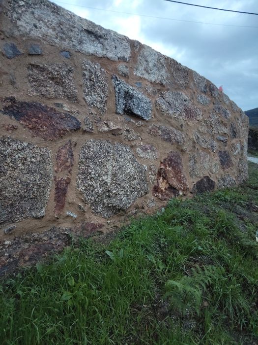 Muros em pedra lavrada.