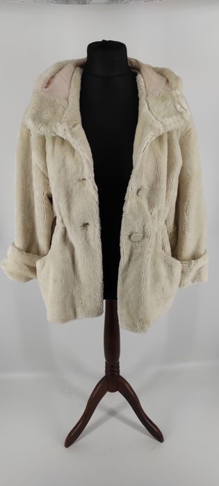 Futro damskie w kolorze ecru z kapturem zima