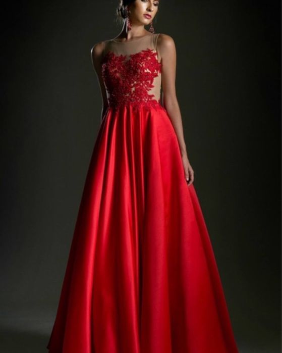 Шикарне плаття з королівського атласу