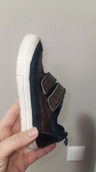 Продам кроссовкт Zara  и Rockport