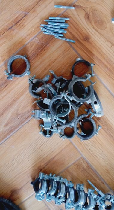 Uchwyty do rur różne