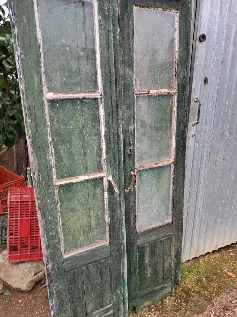 Portas em madeira usadas.