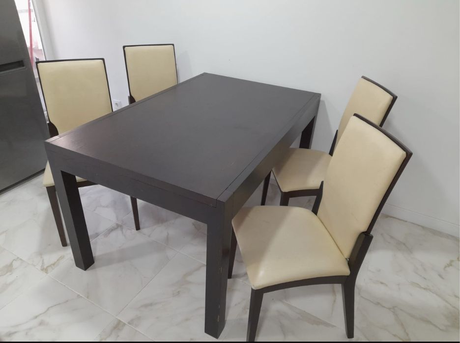 Conjunto ikea de mesa e cadeiras e armario