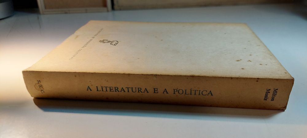 A Literatura e a Política - Milton Moniz