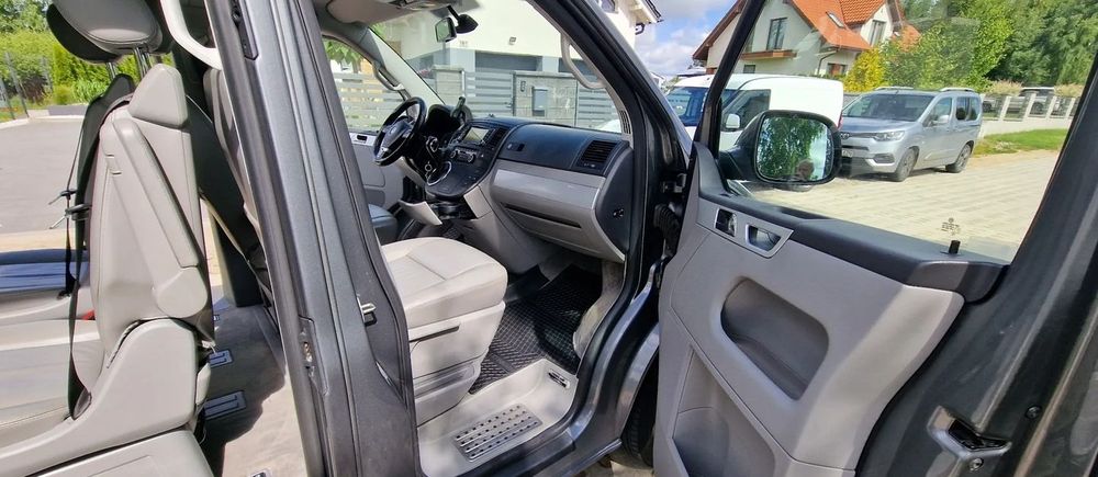 Продаю Volkswagen Multivan 2012 року.