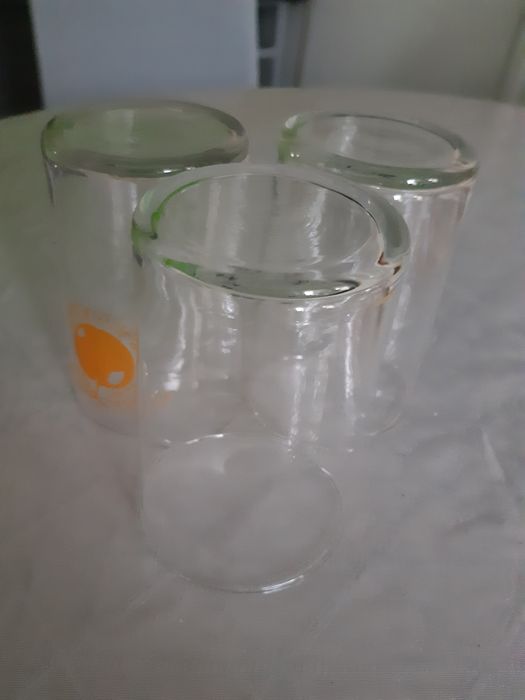 Szklanki z uchtwytami plast. Czasy PRL. 3 szt.