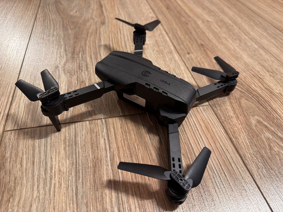 dron E99 kontroler 3x bateria etui zapasowy zestaw śmigieł i silnik