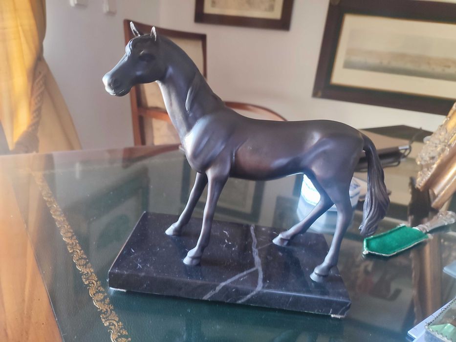 Cavalo peça decorativa com base em marmore