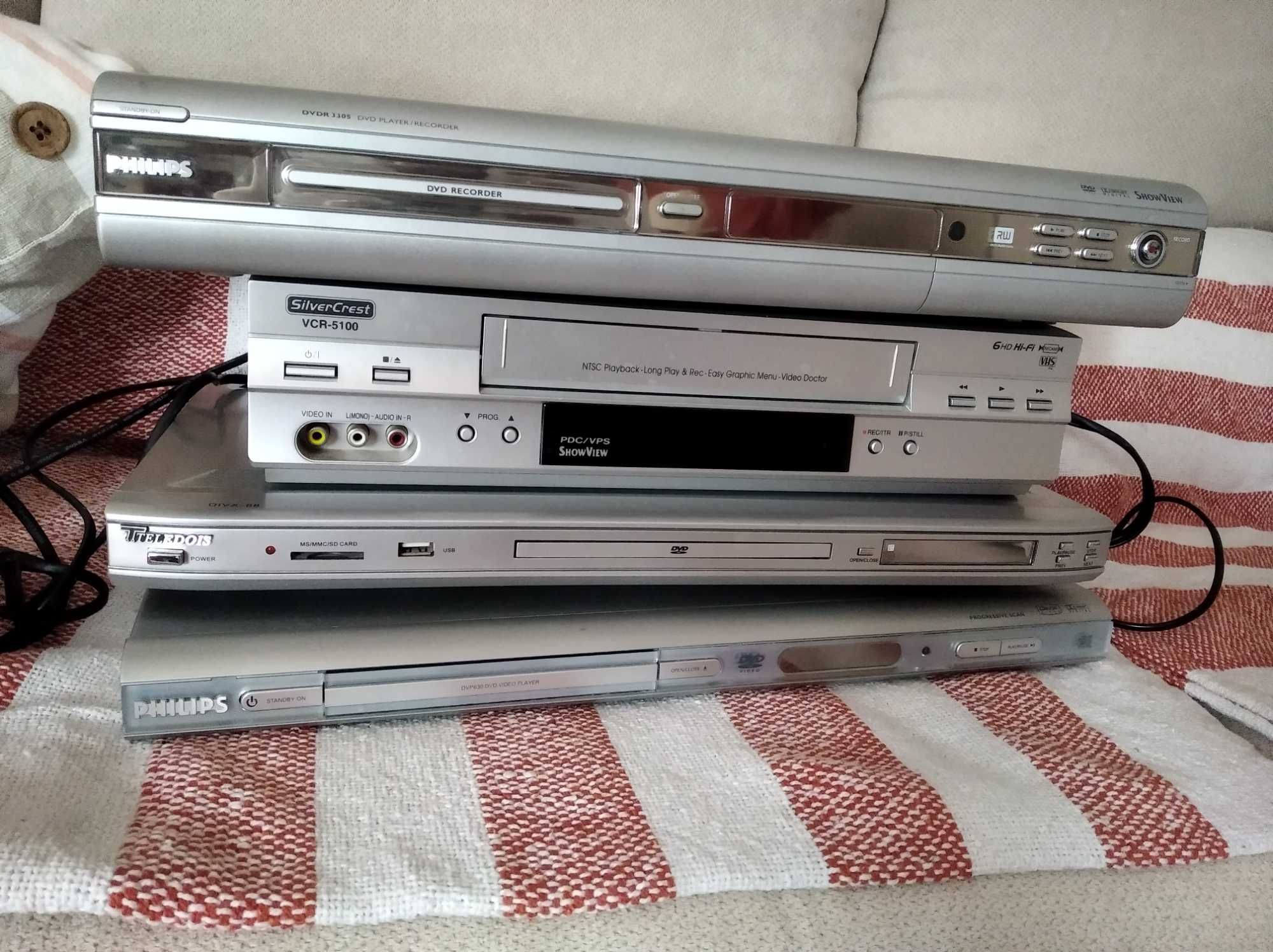 Conjunto de 3 DVD Players e um video Gravador VHS