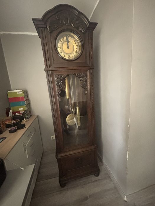 Stary bogato zdobiony zegar stojący