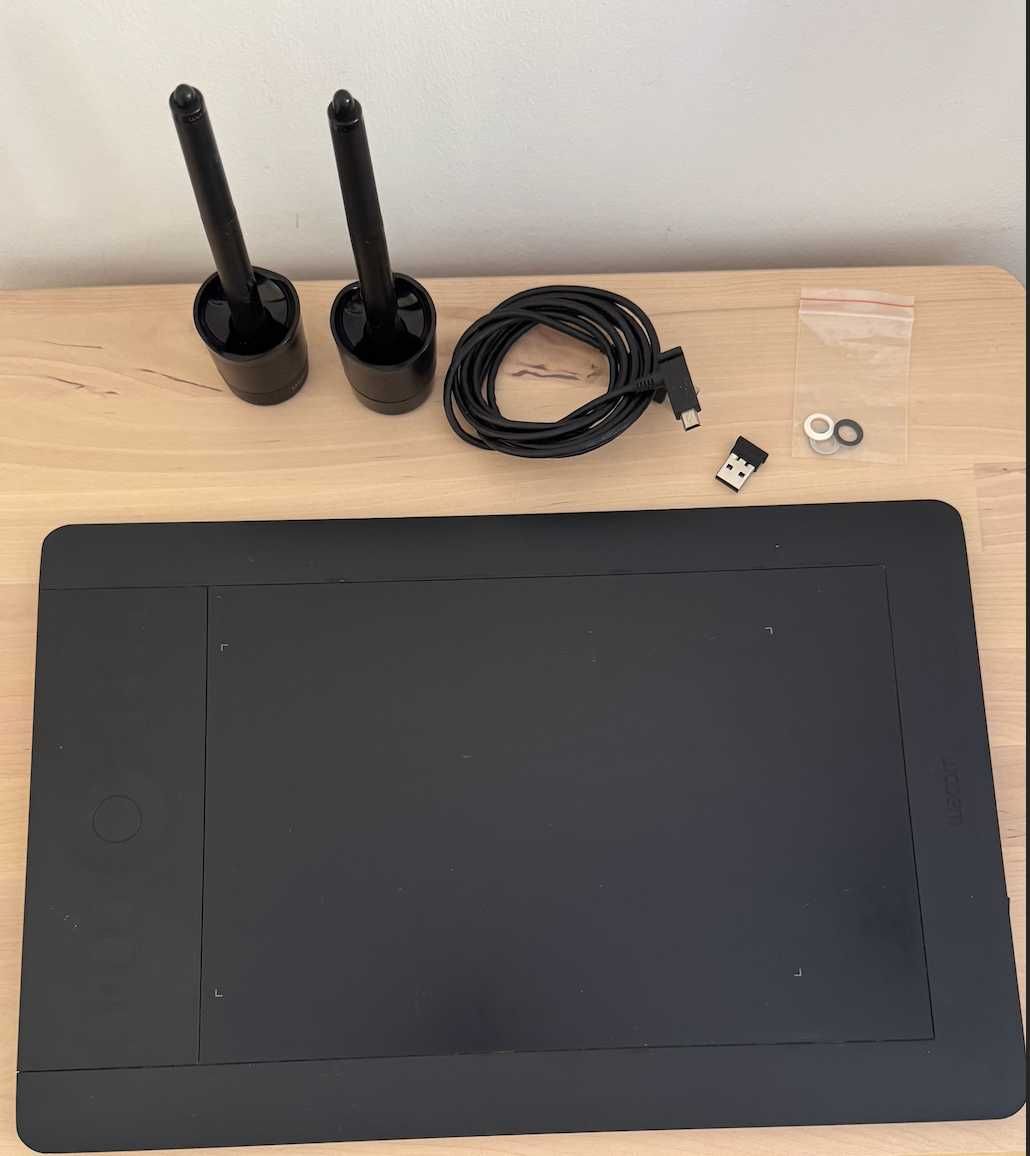 Wacom intuos 5 touch (PTH-650) Graphics Drawing Table