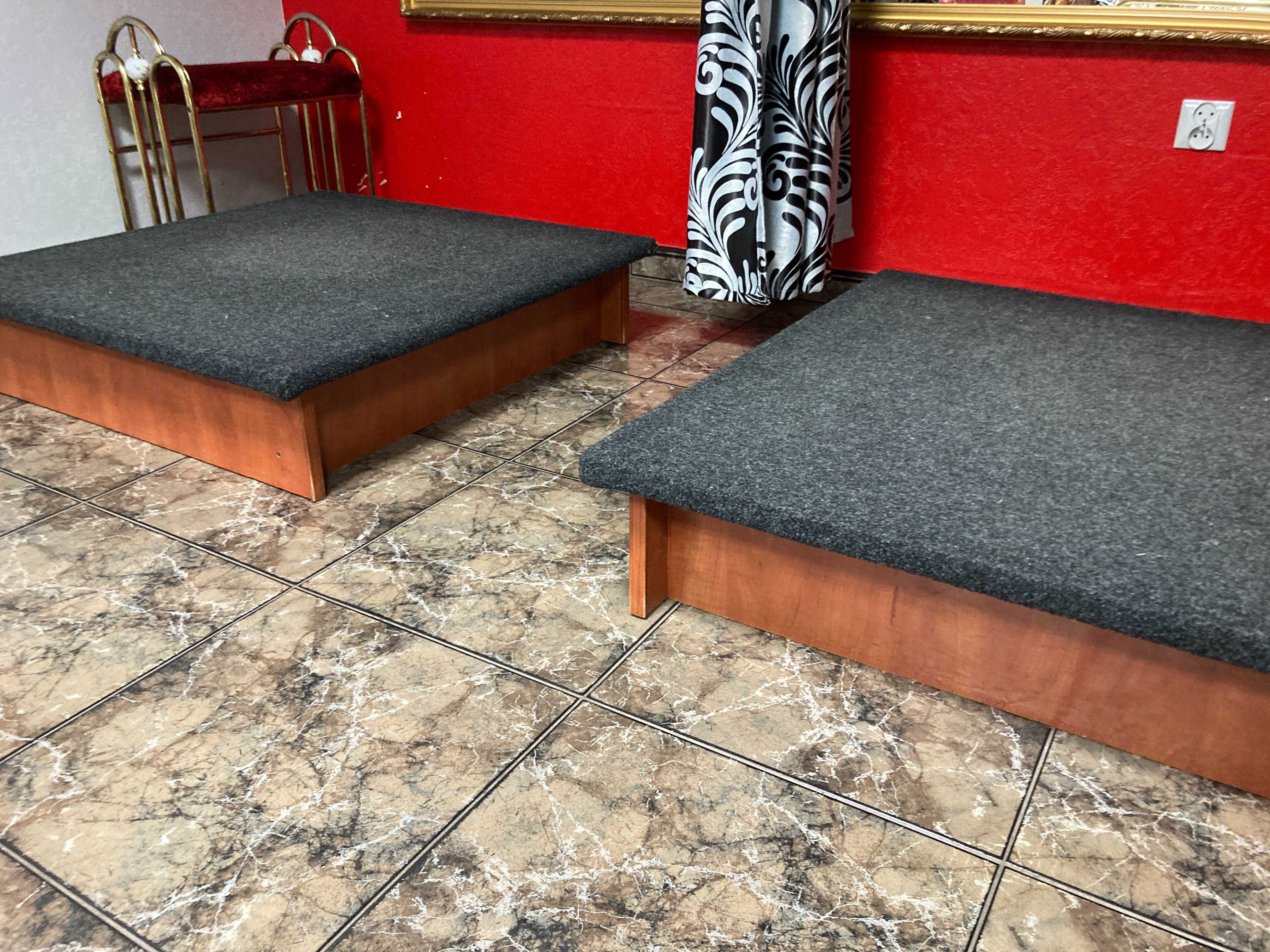 2 podesty drewniane pokryte wykładziną dywanową, wyprzedaż