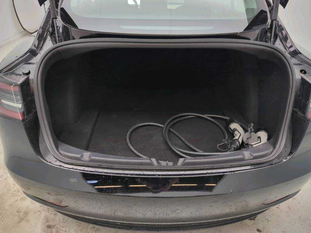 Tesla model 3 Standar Range  em bom estado geral com 107000km