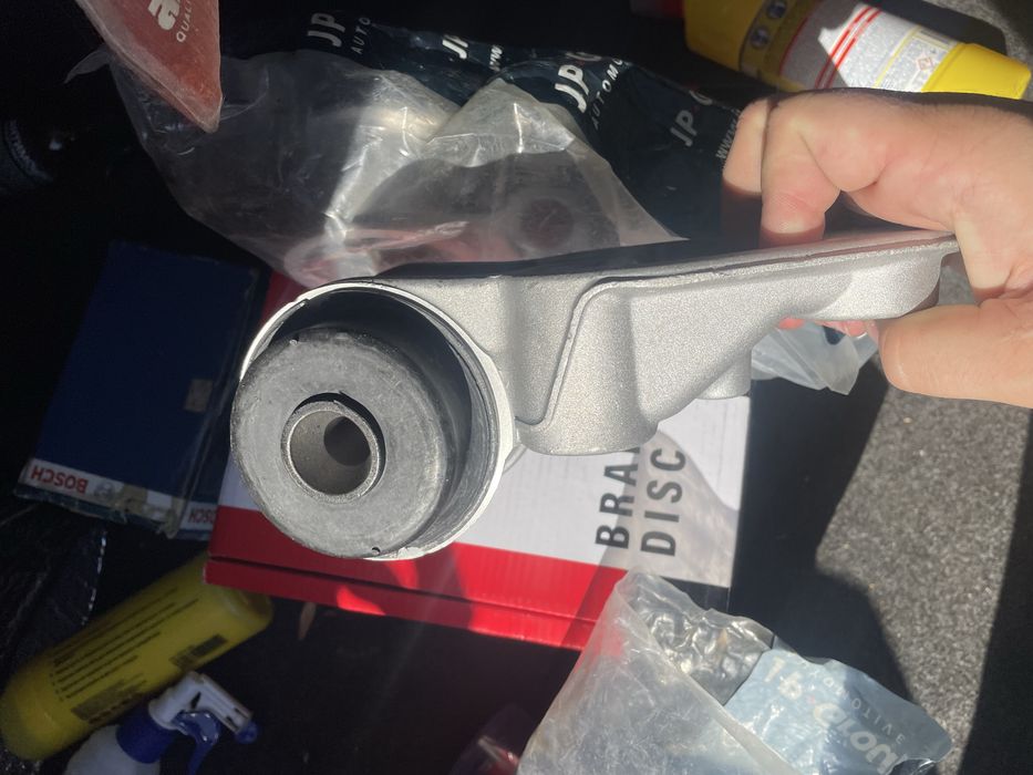 Сайлентблок задньої балки пассат б5