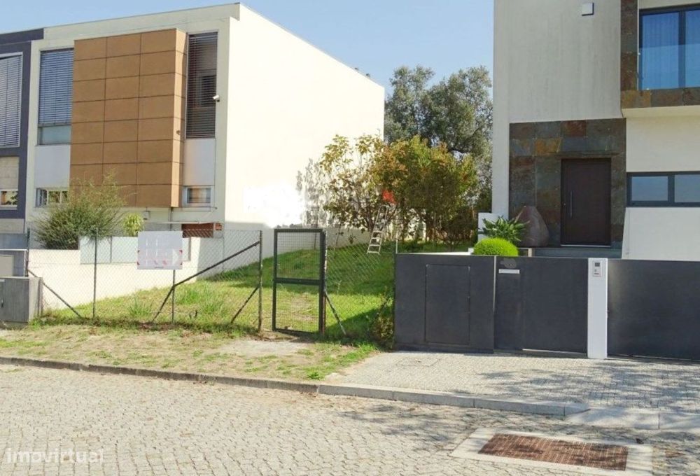 Terreno em Zona Nobre à venda na Rua de Maria da Glória Farinha, 50