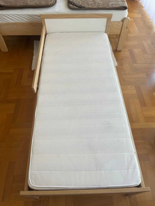 łóżeczko drewniane z materacem  dla dziecka