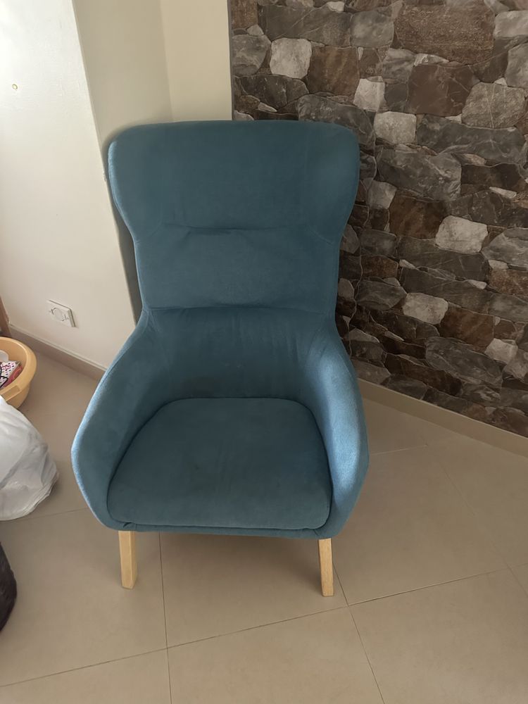 Cadeirões poltronas azuis como novod com pés em madeira