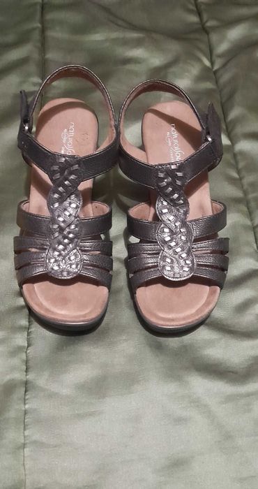 Sandálias pretas novas