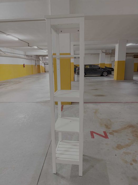 Estante branca com 4 prateleiras