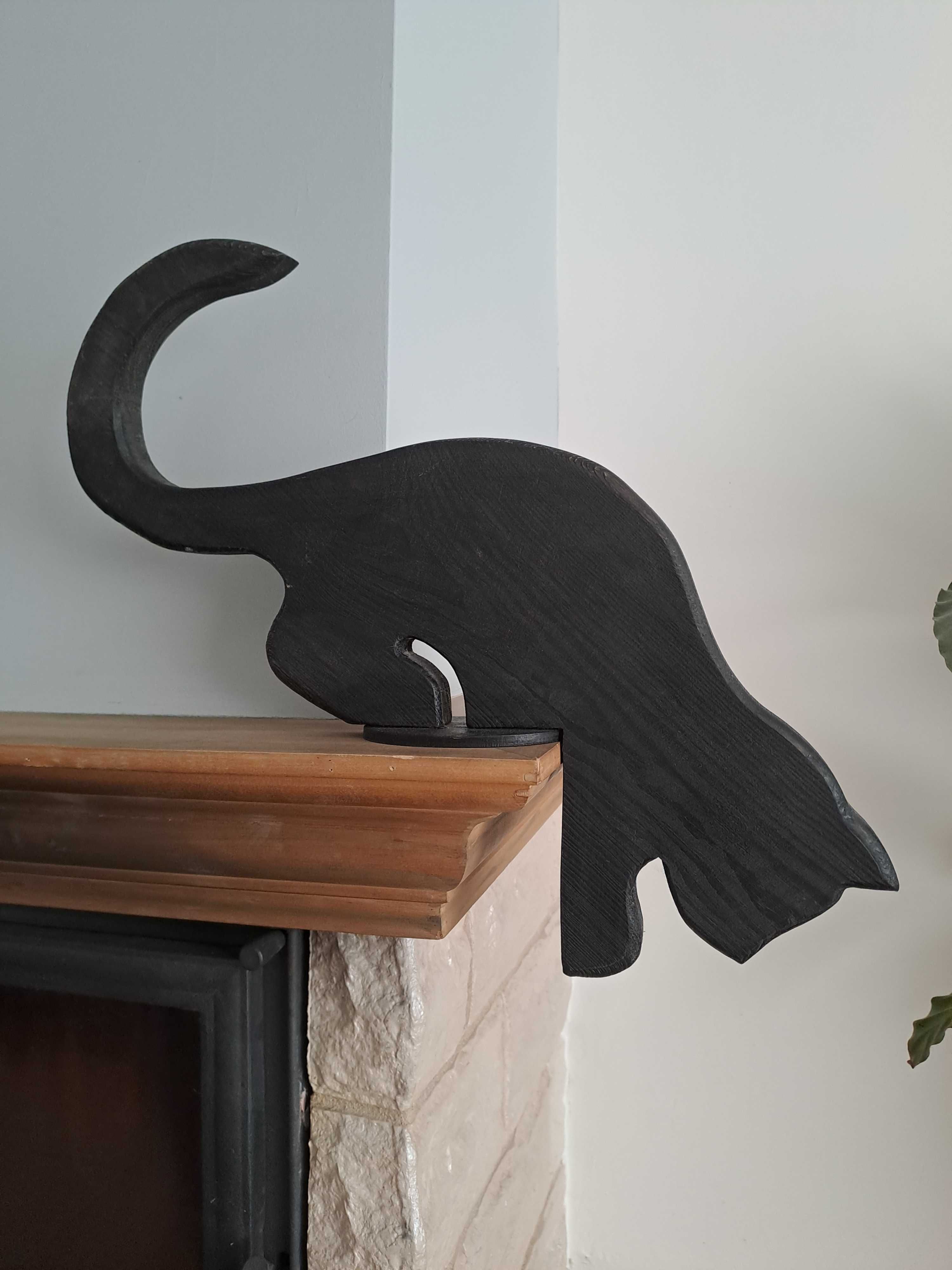 Drewniana dekoracj kot czarny