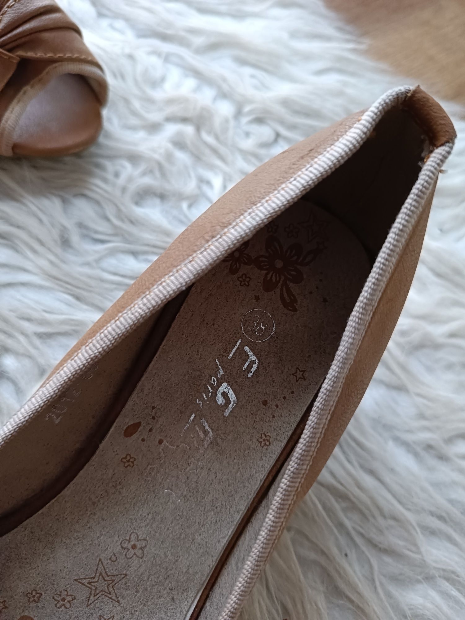 Buty na koturnie z odkrytym palcem