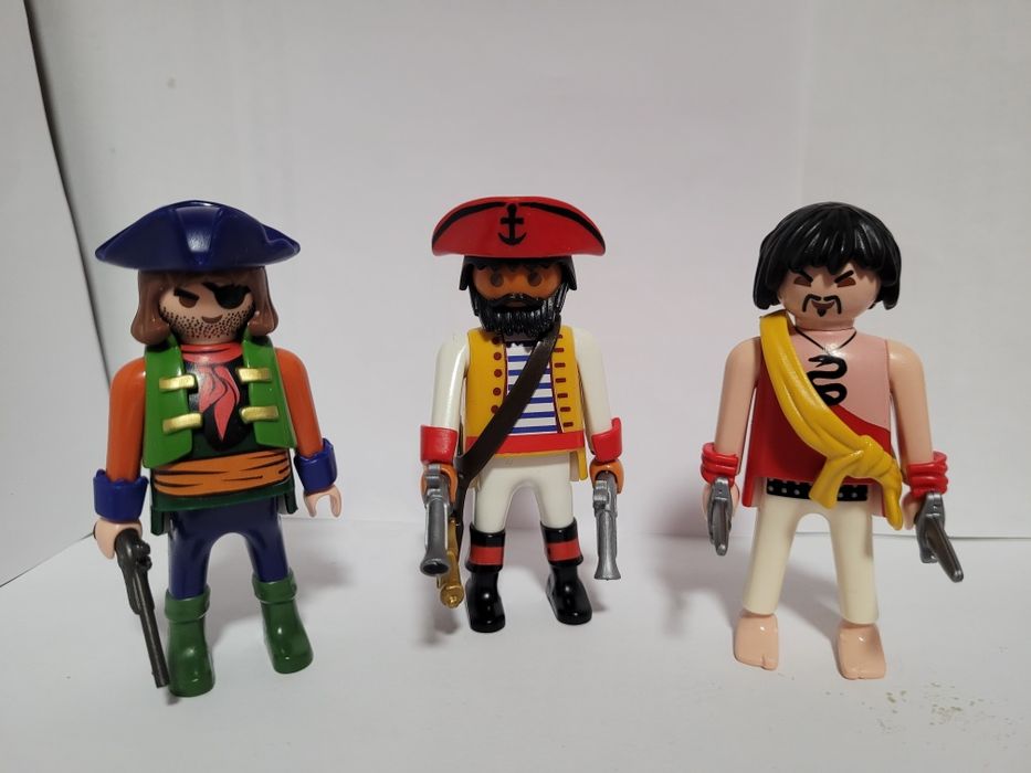 Іграшкові фігурки піратів
