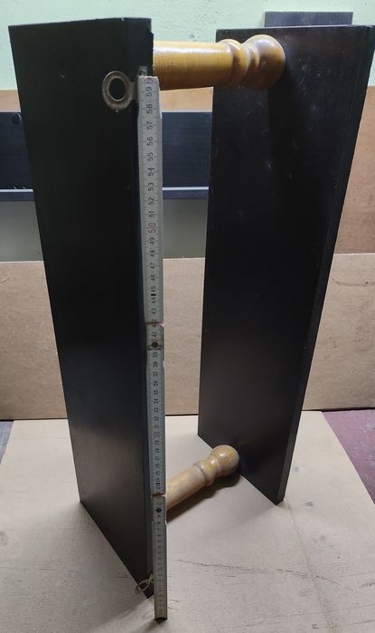 Półka drewniana z toczonymi słupkami